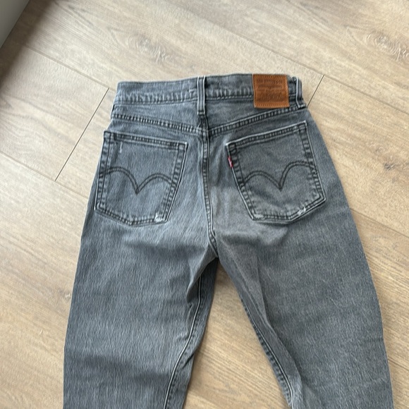 Levi’s denim wedgie straight fit jeans in black distressed size 26 - Picture 4 of 5